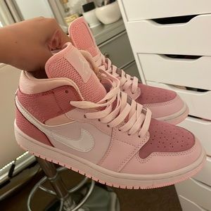 Pink Sneakers Mid